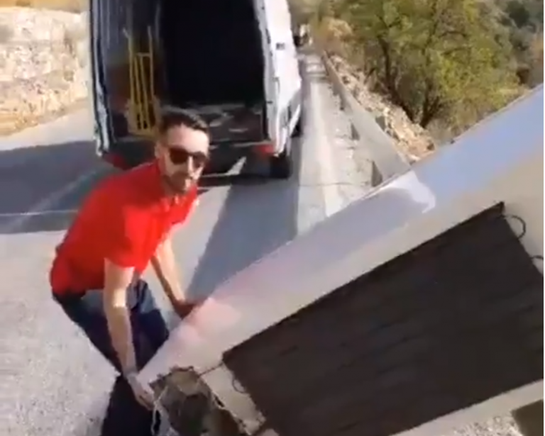 Ισπανία: Πετά παλιό ψυγείο σε… χαράδρα και του κοστίζει ακριβά