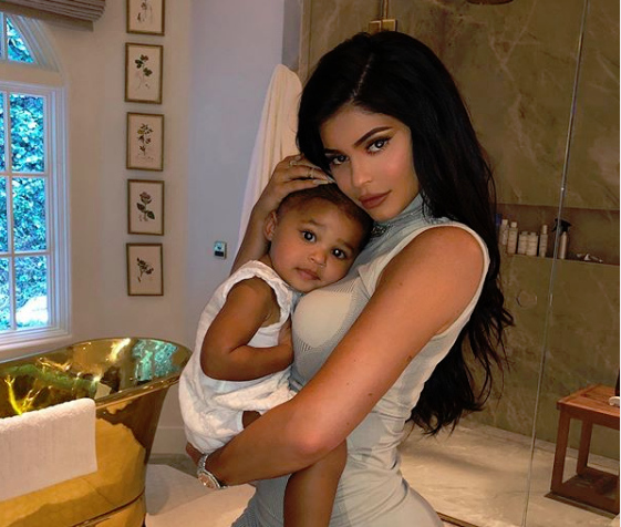 Kάιλι Τζένερ – Στόρμι: Μαμά και κόρη ντυμένες ασορτί