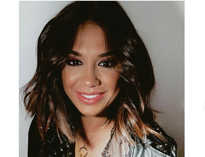 Η Πηνελόπη Πλάκα ποζάρει topless στην Μύκονο