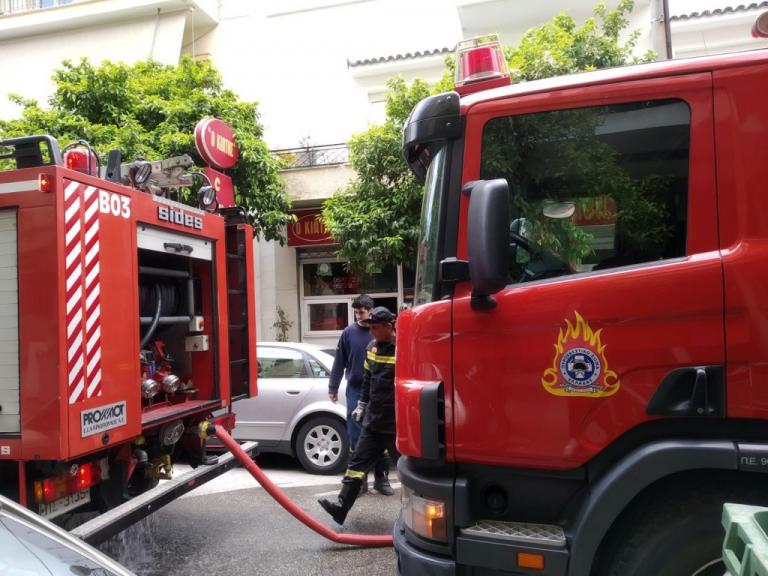 Φωτιά σε αποθήκες εμπορικού καταστήματος στον Ταύρο