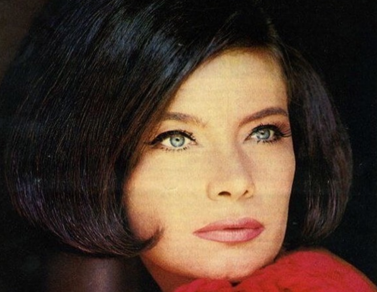 Η ιστορία πίσω από μία ιστορική φωτογραφία της Τζένης Καρέζη