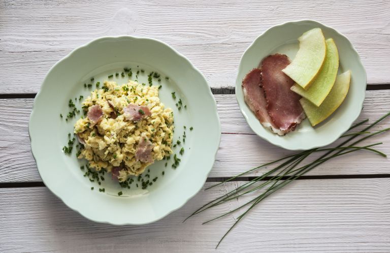 Αβγά με λούζα και γραβιέρα Τήνου