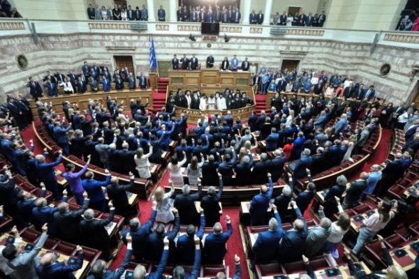 Βουλή: Οι εντυπωσιακές αφίξεις και οι δηλώσεις των βουλευτών