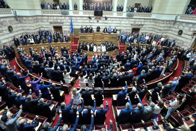 Βουλή: Οι εντυπωσιακές αφίξεις και οι δηλώσεις των βουλευτών