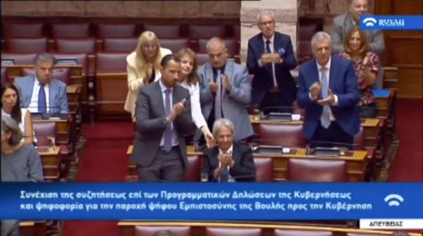 Το σκούντημα στον βουλευτή του Βελόπουλου να χειροκροτήσει όρθιος