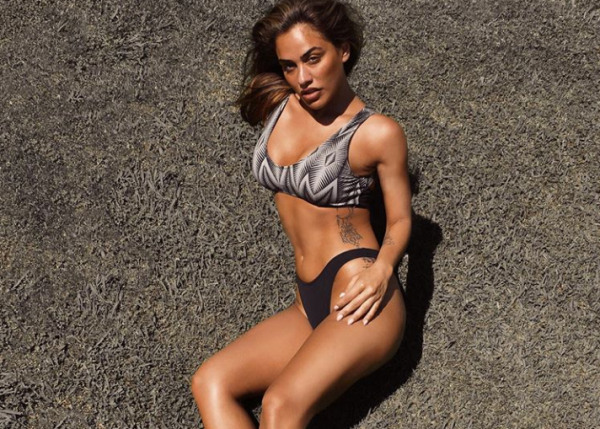 Κόνι Μεταξά: Ξαπλώνει στην πισίνα και αναστατώνει…