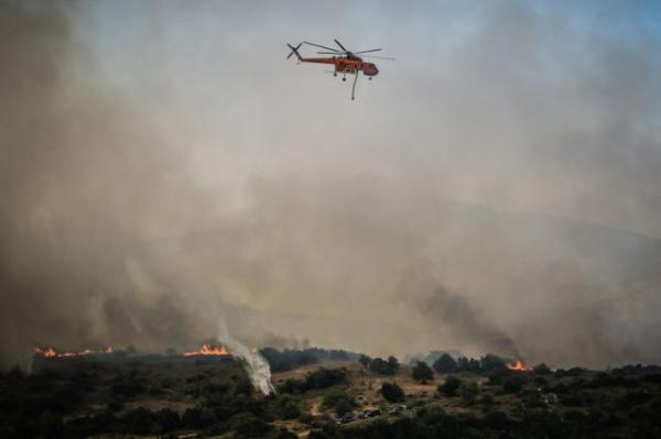 Σε κατάσταση έκτακτης ανάγκης η Εύβοια: Σε πολλαπλά μέτωπα η μάχη με τις φλόγες, δεν κοπάζουν οι άνεμοι