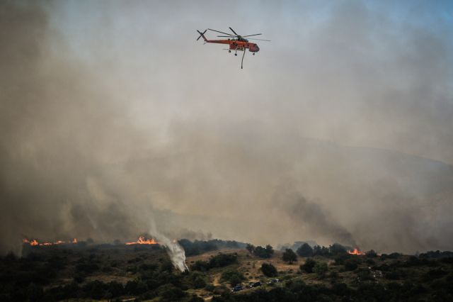 Σε κατάσταση έκτακτης ανάγκης η Εύβοια: Σε πολλαπλά μέτωπα η μάχη με τις φλόγες, δεν κοπάζουν οι άνεμοι