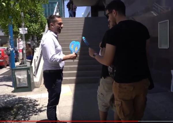 Υποψήφιος βουλευτής μοιράζει… βεντάλιες