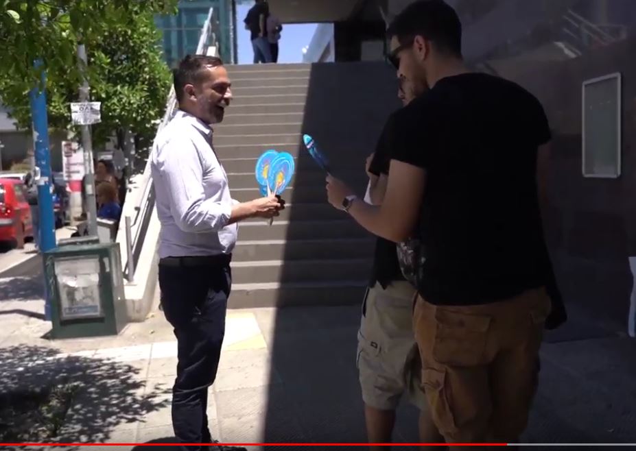 Υποψήφιος βουλευτής μοιράζει… βεντάλιες