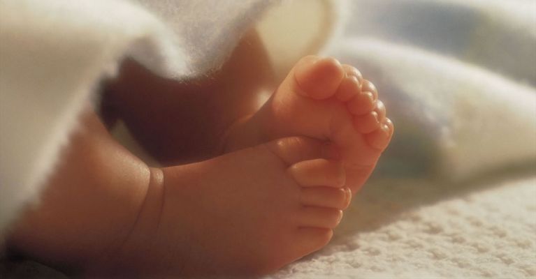 Απίστευτο: Πέταξαν νεογέννητο με τον πλακούντα και τον ομφάλιο λώρο σε τουαλέτα