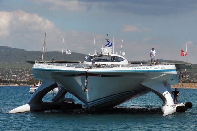 Μηχανική βλάβη σε καταμαράν με 606 επιβάτες