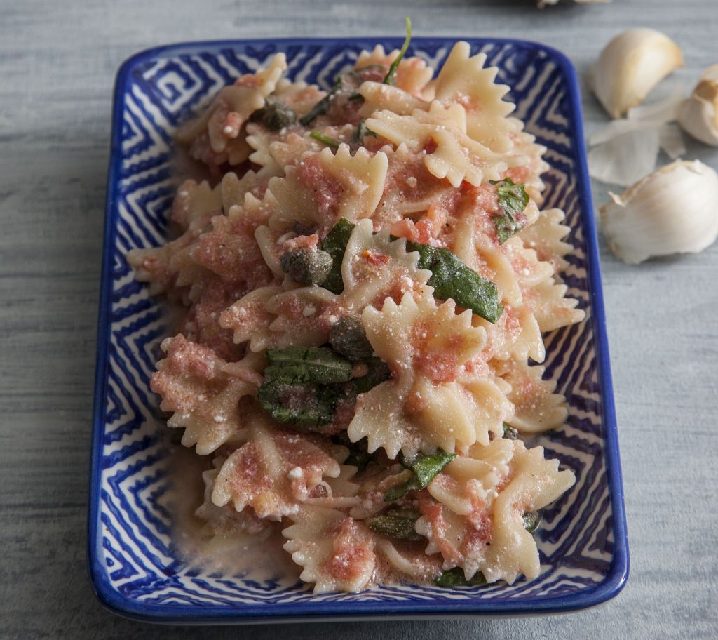 Φιογκάκια με φρέσκια ντομάτα και ξινομυζήθρα