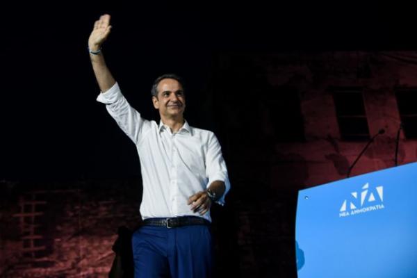 Associated Press: Ο Μητσοτάκης βαδίζει με χαμηλούς τόνους προς τη νίκη