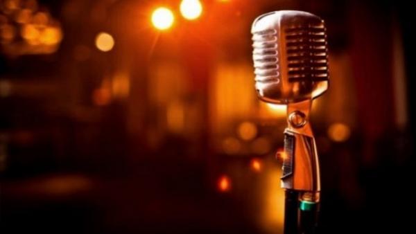 Από το σανίδι και τα μικρόφωνα στα έδρανα της Βουλής