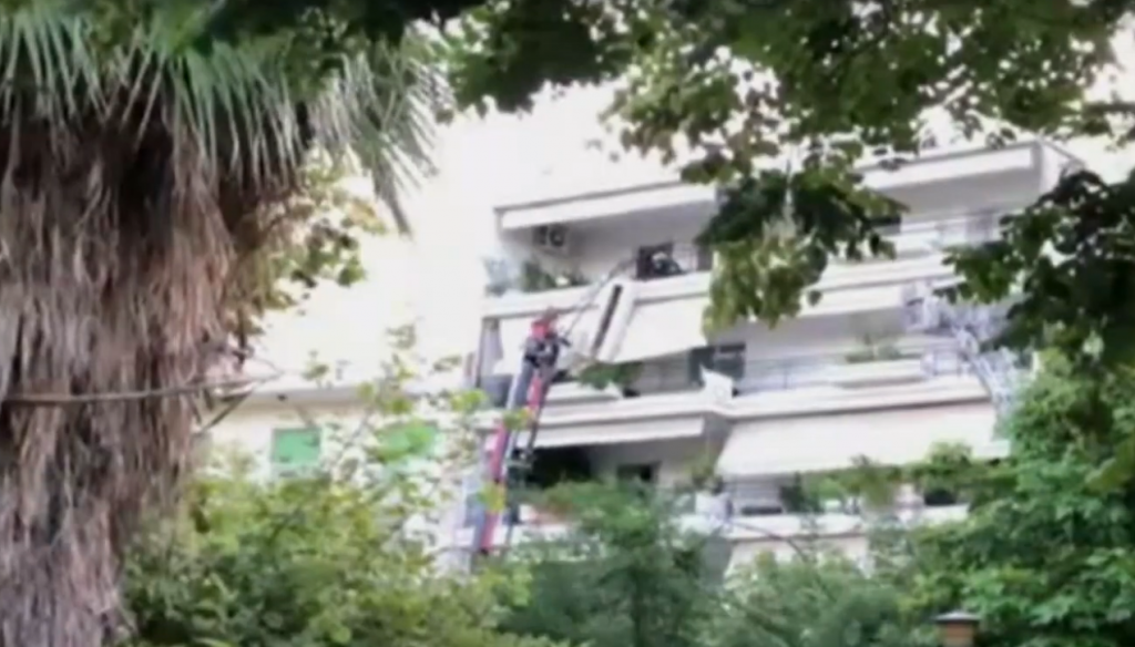 Σεισμός: Ζαρντινιέρα ενός τόνου ξεκόλλησε από πολυκατοικία