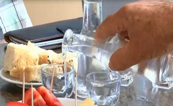 Στη Μυρτιά Ηρακλείου πίνουν ρακή στη μνήμη του Νίκου Καζαντζάκη