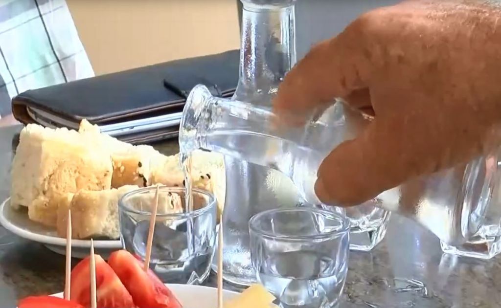 Στη Μυρτιά Ηρακλείου πίνουν ρακή στη μνήμη του Νίκου Καζαντζάκη