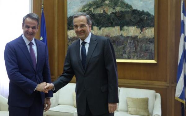 Σε εξέλιξη συνάντηση Μητσοτάκη – Σαμαρά στη Βουλή