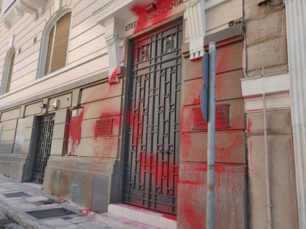 Συνελήφθησαν δύο μέλη του Ρουβίκωνα για τις μπογιές στον ΣΕΒ