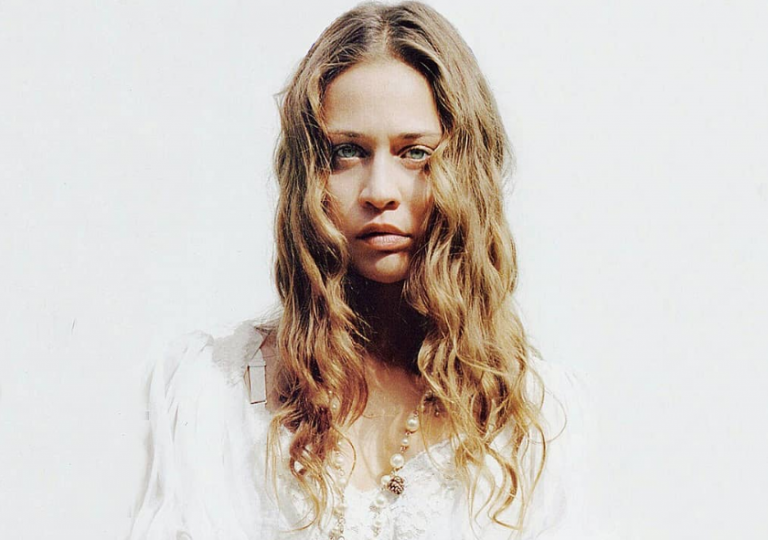 Η Φιόνα Άπλ δωρίζει σε πρόσφυγες τα έσοδα της επιτυχίας της «Criminal»