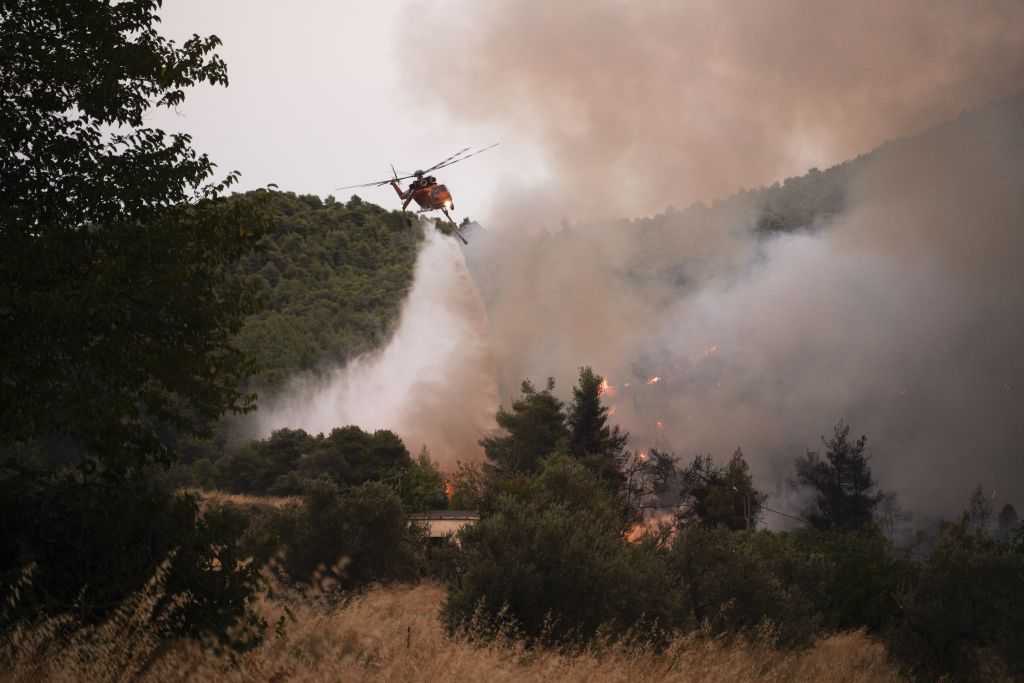 Πύρινος εφιάλτης στην Εύβοια – Μάχη με τις φλόγες για να περιοριστεί η φωτιά