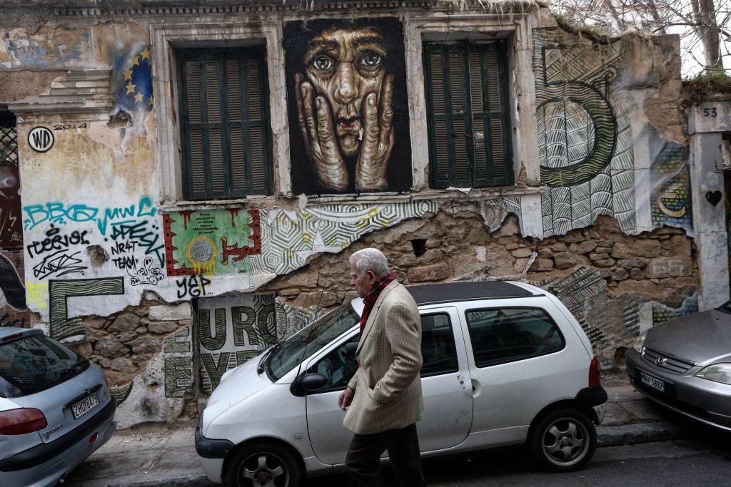 Associated Press: Τα γκράφιτι- μουτζούρες ασχημαίνουν την Αθήνα, αδιαφορούν οι αρχές
