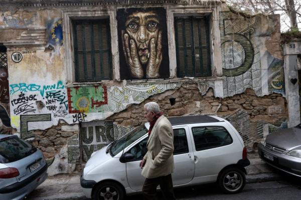 Associated Press: Τα γκράφιτι- μουτζούρες ασχημαίνουν την Αθήνα, αδιαφορούν οι αρχές