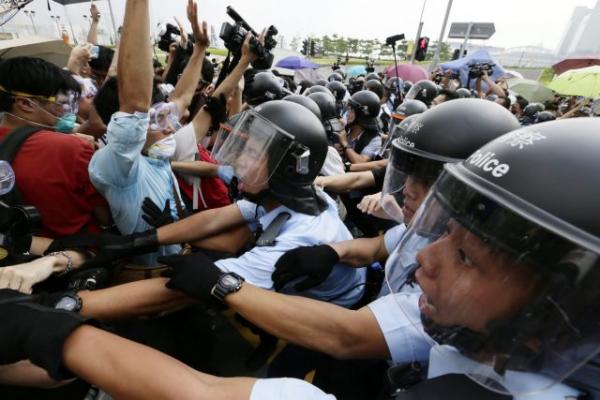 Χονγκ Κονγκ: Η δήλωση της αστυνομίας για τις αντλίες νερού και τον πυροβολισμό