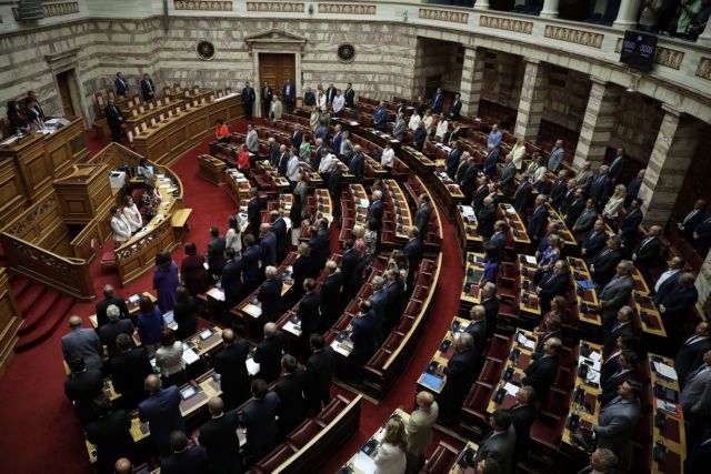 Ψηφίστηκε το ν/σ για το επιτελικό κράτος: «Μετωπική» Μητσοτάκη – Τσίπρα
