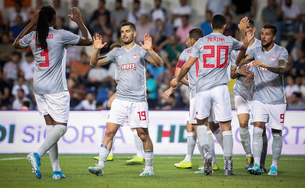 Ο Ολυμπιακός αποχωρεί θριαμβευτής από το Φατίχ Τερίμ