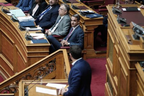 Από το άσυλο μέχρι… τις σπουδές τους: Σύγκρουση Μητσοτάκη – Τσίπρα σε όλα τα μέτωπα