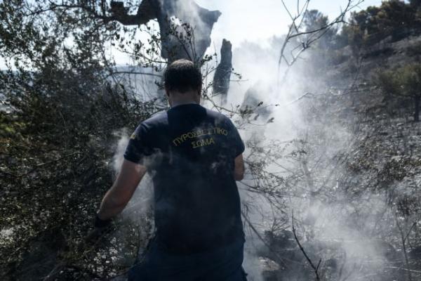 Φωτιά στον Υμηττό: Καρέ – καρέ η μάχη των πυροσβεστών με τις φλόγες