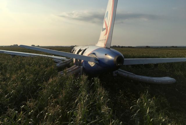 Η στιγμή της αναγκαστικής προσγείωσης του ρωσικού αεροπλάνου μετά τη «σύγκρουση» με πουλιά