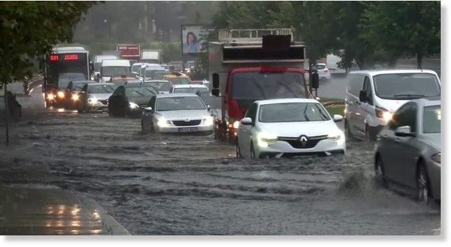 Xάος στην Κωνσταντινούπολη από σφοδρή βροχόπτωση - Ενας νεκρός και καταστροφές