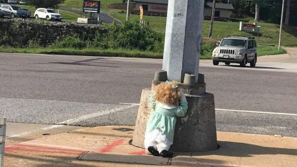 Μυστήριο με ακέφαλες κούκλες στη μέση του δρόμου