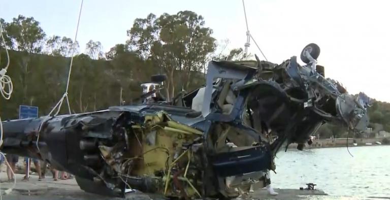 Πόρος: Το μοιραίο ελικόπτερο – Συγκλονιστικές φωτογραφίες από την ανέλκυση