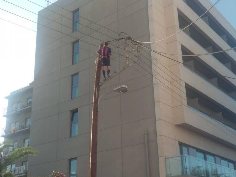 Απίστευτο περιστατικό στα Χανιά: Άντρας ανέβηκε σε στύλο της ΔΕΗ και έπαιζε μπάλα!