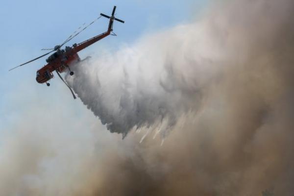 Συναγερμός στην Πυροσβεστική: Μάχη με τις φλόγες σε τρία μέτωπα