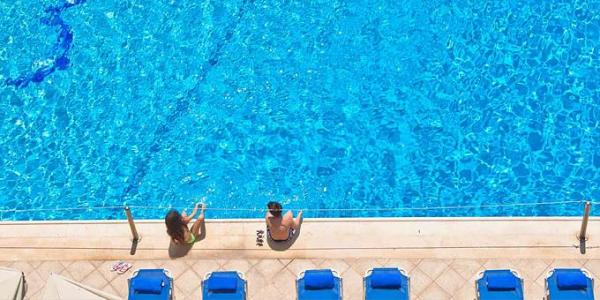 «Ωκεανός» ελλείψεων και παραλείψεων στο νομικό καθεστώς για τις πισίνες