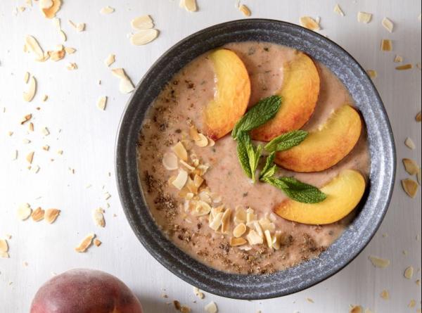 Με ροδάκινο, δυόσμο και γιαούρτι