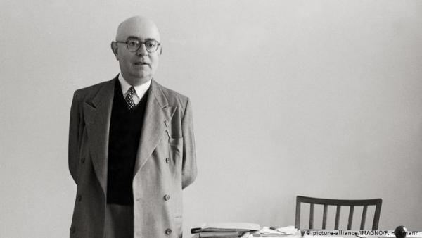 Ένας επαναστάτης με γραβάτα