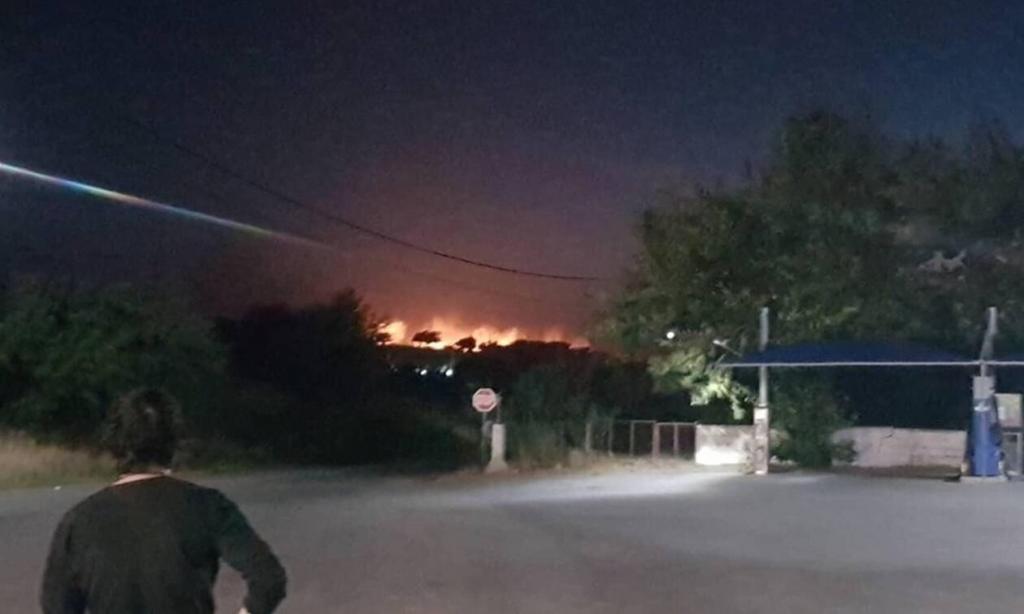 Μεγάλη φωτιά στη Σαμοθράκη – Οι ισχυροί άνεμοι δεν επιτρέπουν την ενίσχυση των πυροσβεστικών δυνάμεων