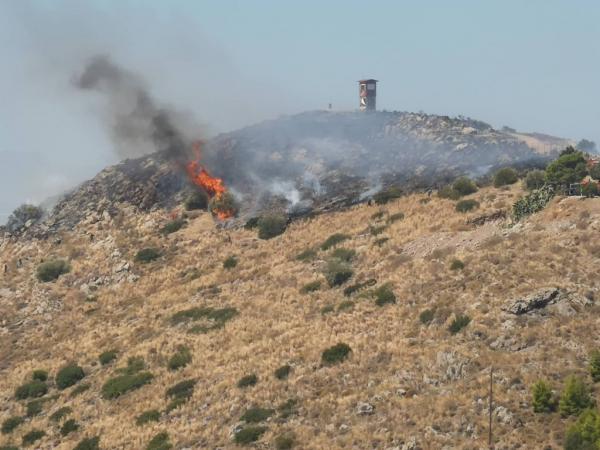 Φωτιά στον Υμηττό κοντά σε σπίτια – Πύρινο μέτωπο και στα Τουρκοβούνια