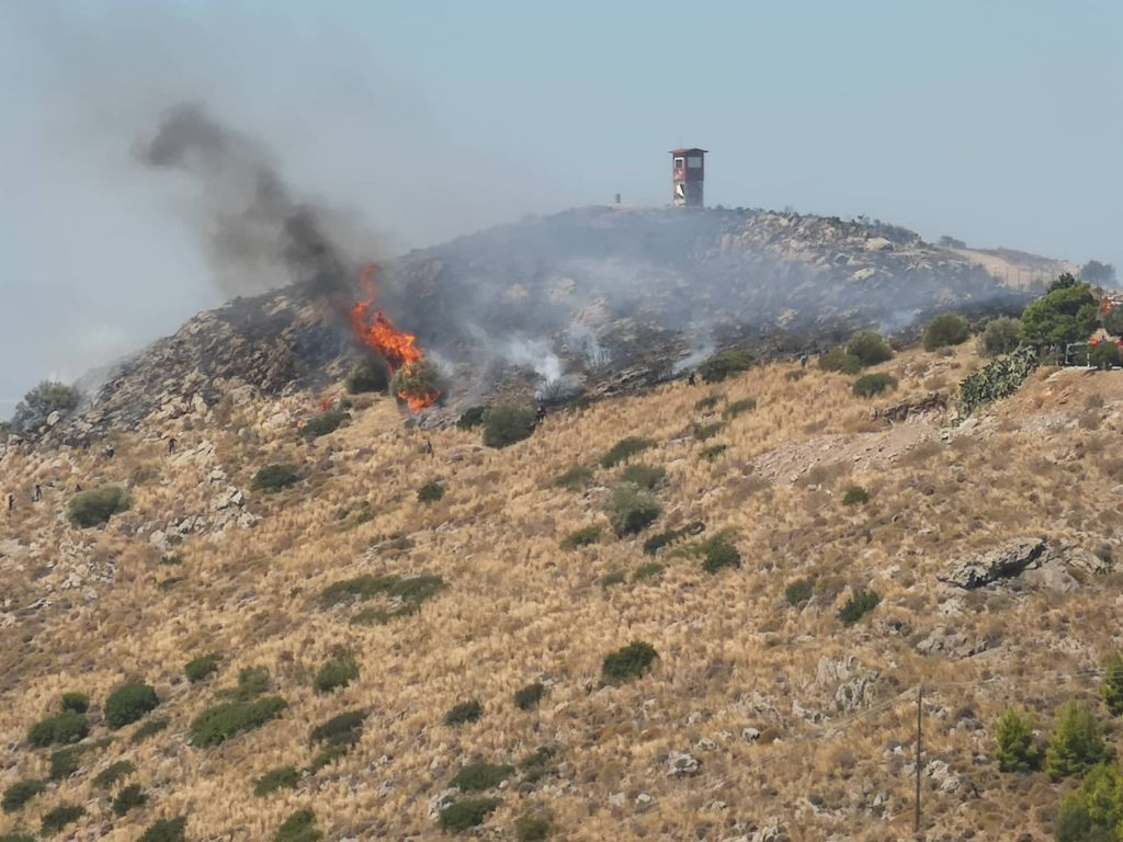 Φωτιά στον Υμηττό κοντά σε σπίτια - Πύρινο μέτωπο και στα Τουρκοβούνια
