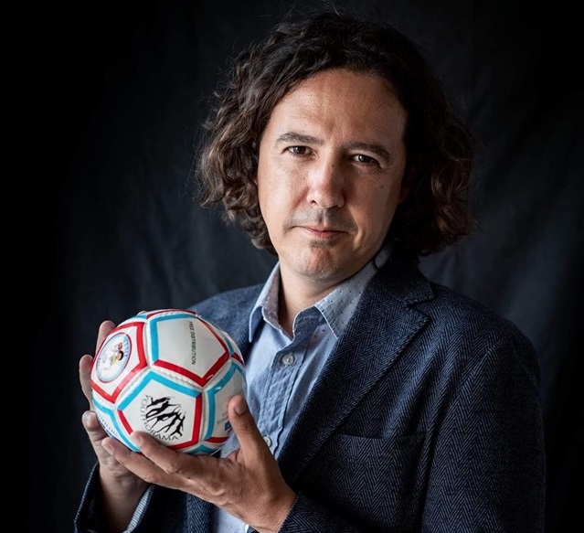 Έλληνας φτιάχνει μπάλες που κουδουνίζουν για τυφλά παιδιά