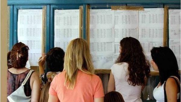 Η σύγχρονη ιστορία των πανελλαδικών: Από τις χιλιάδες κενές θέσεις, στα ΑΕΙ με… λευκή κόλλα