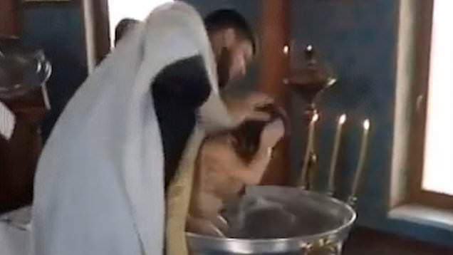 Βάφτιση ή... εξορκισμός; Οργή στη Ρωσία με ιερέα