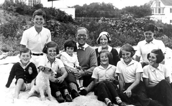 Η «κατάρα των Κένεντι»: Πώς η διάσημη οικογένεια ξεκληρίζεται από τα παιχνίδια της μοίρας