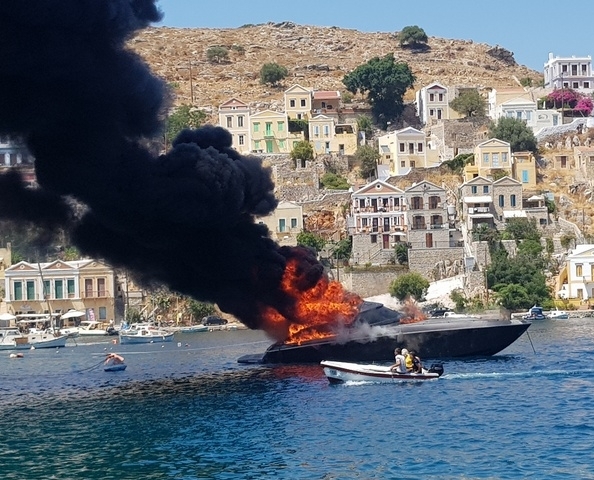 Φωτιά σε θαλαμηγό στη Σύμη – Πρόλαβαν να βγουν οι επιβάτες
